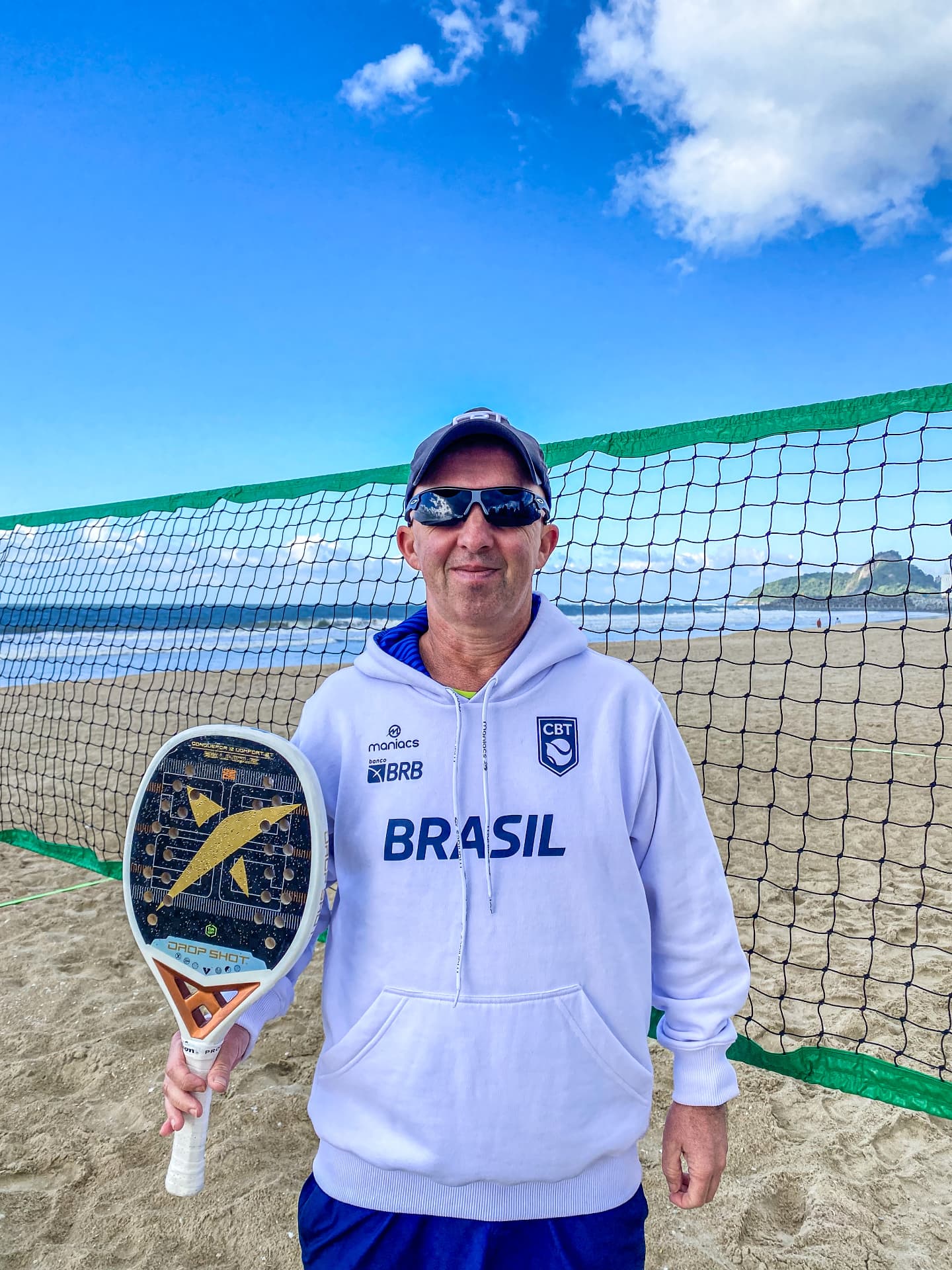 Professor de beach tennis em quadra de praia